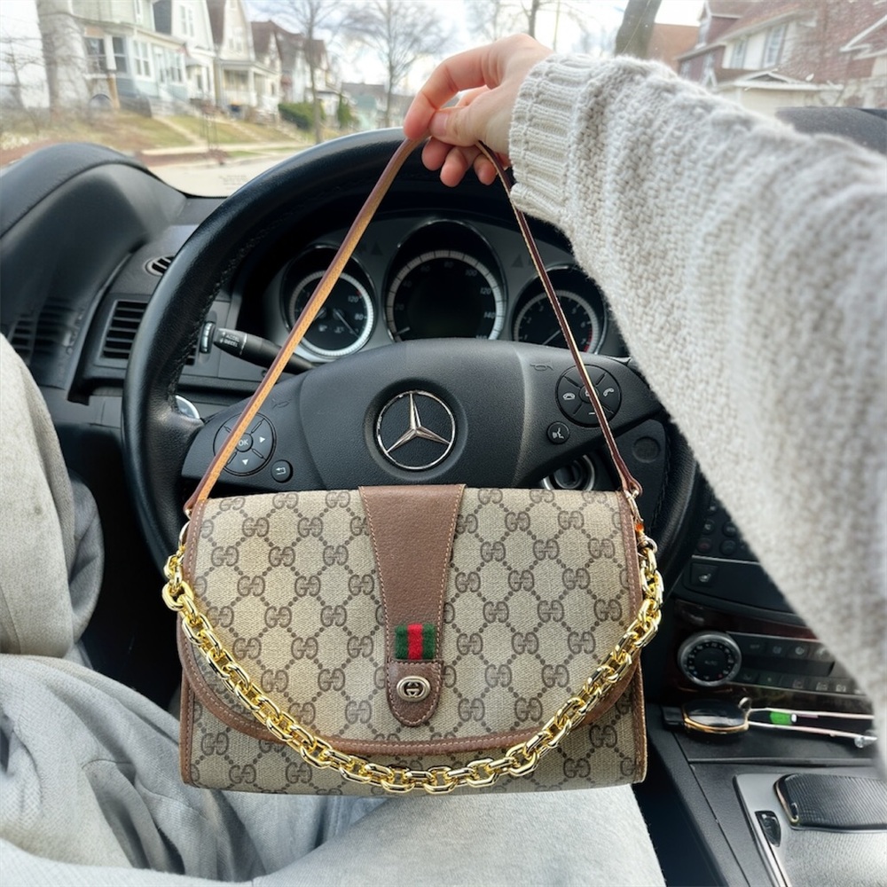 ✨🍒Vintage Gucci Beige GG Canvas Shoulder Bag with Brown Trim and Gold Chain🍒✨ - Picture 4 of 13